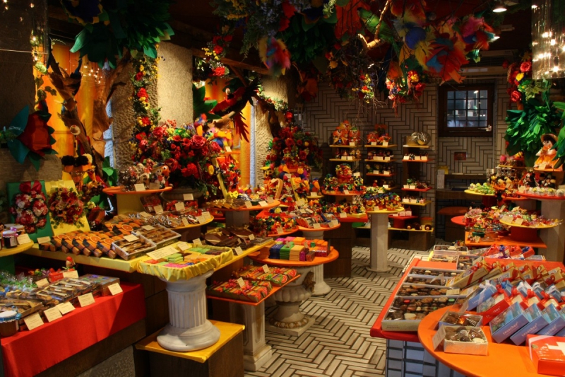 vitrine-LE ROURET-min_candy_store_chocolate_shop_chocolate_switzerland-393515