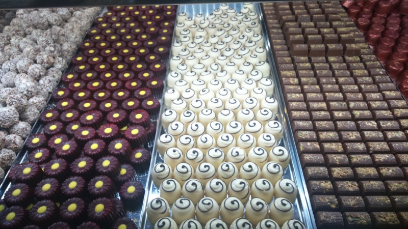 vitrine-LE ROURET-min_chocolates_milk_chocolate_white_chocolate_truffles_candy_food_treat_cacao-1213769